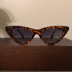 Retro cat eye tortoise shell sunglasses